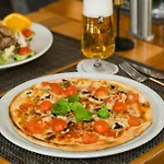 Roca Restaurant Und מלון