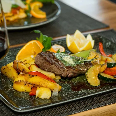 Roca Restaurant Und *