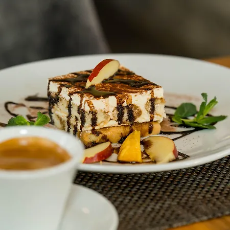 فندق Roca Restaurant Und *